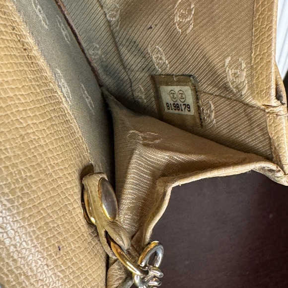 CHANEL compact wallet with detachable keychain - Picture 9 of 9